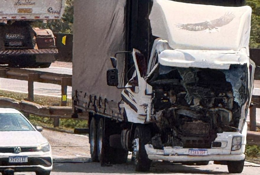 acidente-fatal-na-fernao-dias3A-motorista-morre-apos-colidir-em-carreta-em-cambui2C-mg