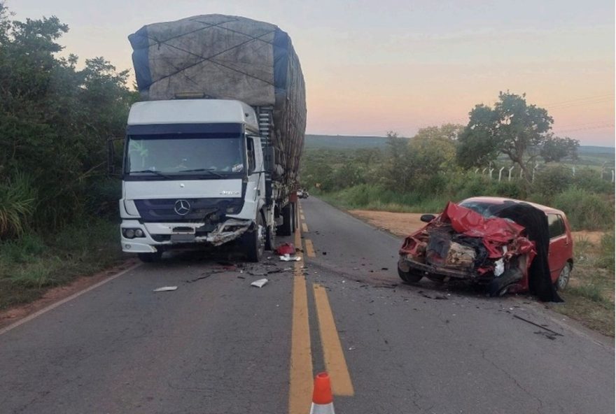 acidente-fatal-na-mg-4043A-motorista-morre-em-colisao-entre-caminhao-e-carro