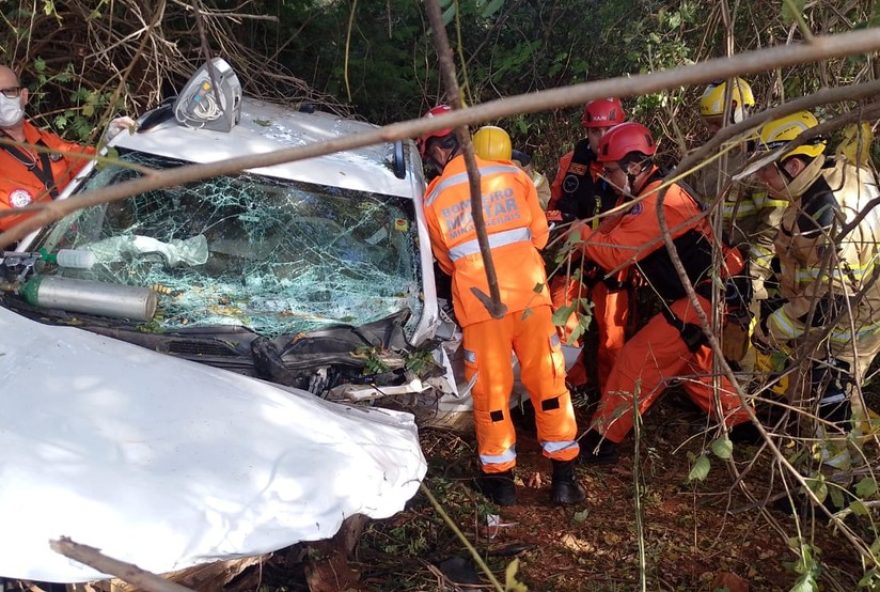 acidente-fatal-na-mgc-1223A-uma-vitima-fatal-e-dois-feridos-em-capitao-eneas