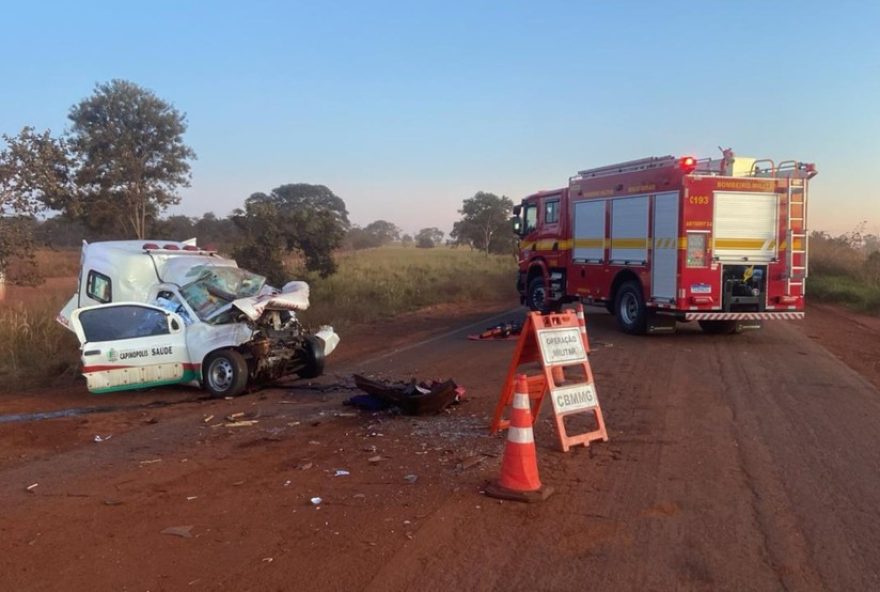 acidente-fatal-na-mgc-1543A-5-vitimas-de-colisao-entre-ambulancia-e-carreta