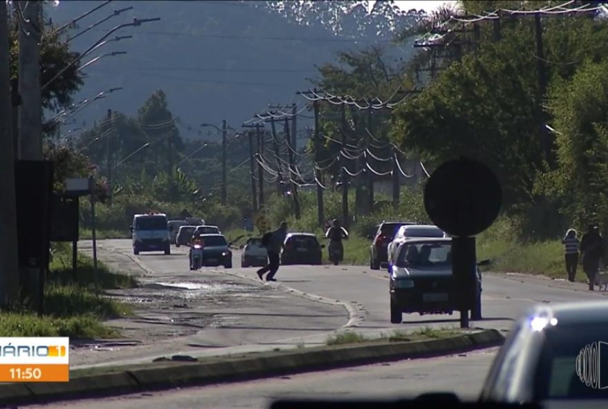acidente-fatal-na-mogi-salesopolis3A-dois-mortos-e-um-ferido-na-colisao-carro-onibus2C-policia-investiga