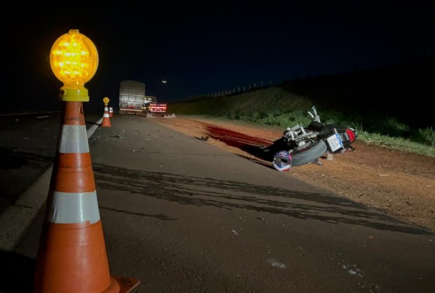 acidente-fatal-na-sp-2553A-motociclista-morre-em-colisao-com-caminhao acidente-fatal-na-sp-2553A-motociclista-morre-em-colisao-com-caminhao