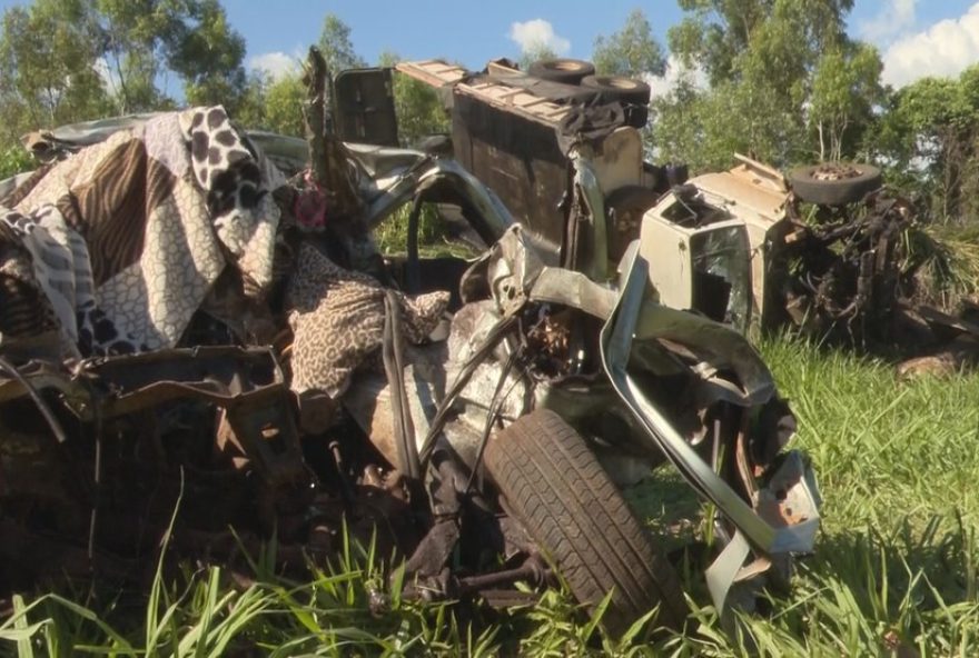 acidente-fatal-no-parana3A-dois-morrem-em-colisao-entre-caminhao-com-piche2C-veiculo-da-prefeitura-e-carro acidente-fatal-no-parana3A-dois-morrem-em-colisao-entre-caminhao-com-piche2C-veiculo-da-prefeitura-e-carro