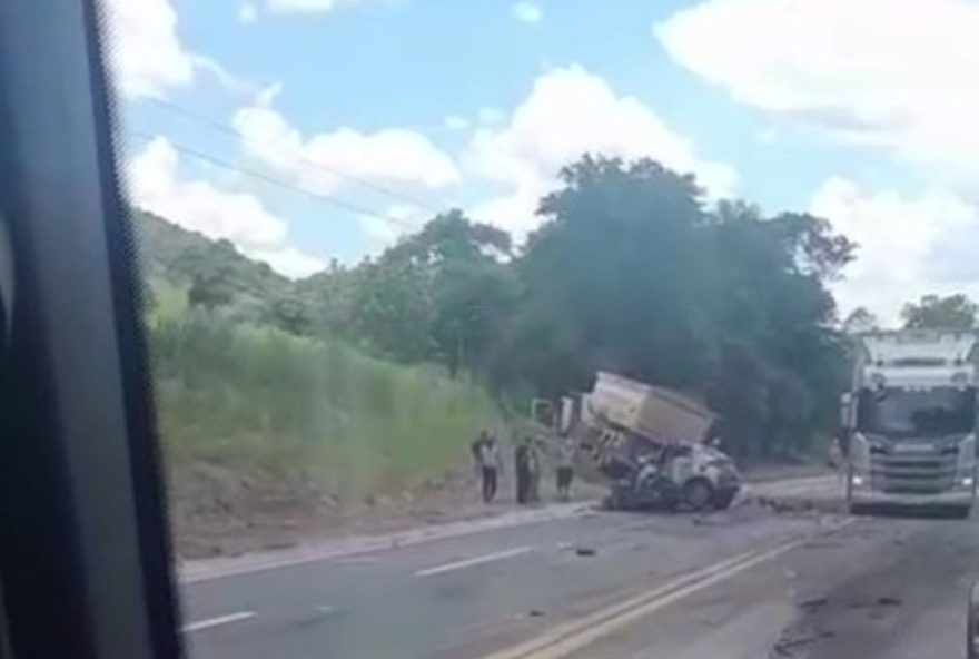 acidente-fatal-provoca-congestionamento-na-br-3812C-em-mg acidente-fatal-provoca-congestionamento-na-br-3812C-em-mg