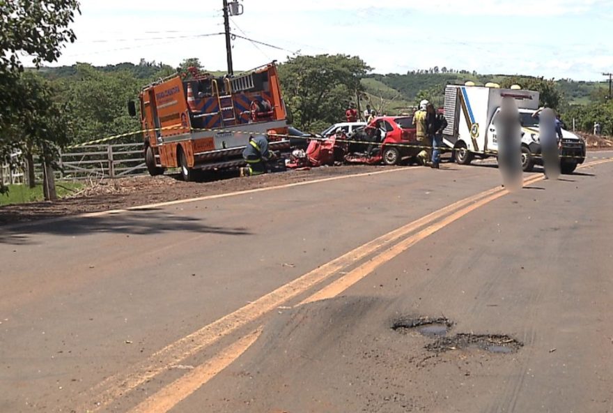 acidente-fatal3A-buraco-na-pista-pode-ter-causado-colisao-em-jandaia-do-sul2C-parana.-carro-bate-em-bitrem2C-deixando-um-morto-e-tres-feridos.-prf-investiga