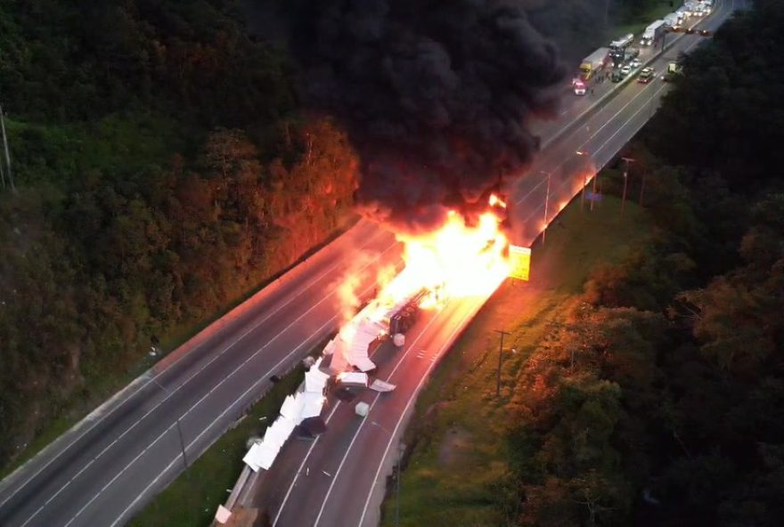 acidente-fatal3A-motorista-morre-em-caminhao-incendiado-na-br-3762C-parana