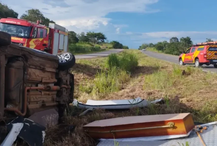 Carro ficou parcialmente destruído e caixão espalhado pela pista. (Foto: Reprodução)