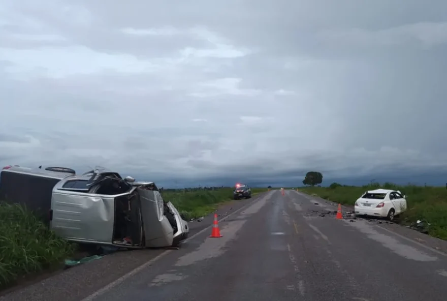 Um acidente entre um carro de passeio e uma caminhonete deixou dois mortos no fim da noite de Natal, na BR-158, em Piranhas, região oeste de Goiás. (Divulgação/PRF)