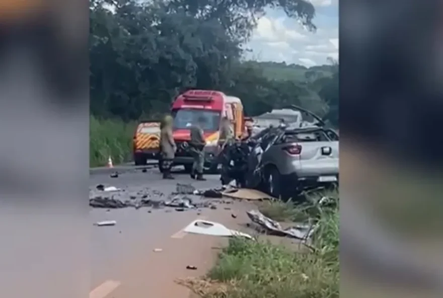 Acidente envolvendo carreta e caminhonete deixa uma pessoa morta, em Goiânia