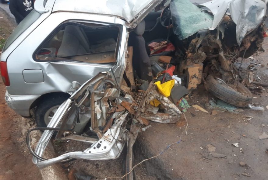 acidente-grave-em-catuji3A-duas-pessoas-feridas-em-colisao-entre-carro-e-caminhao-na-br-116