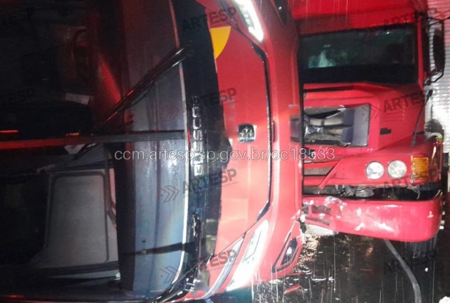acidente-grave-entre-onibus-e-caminhao-deixa-feridos-em-sao-paulo