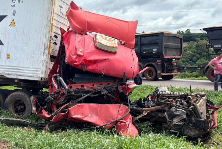 acidente-grave-entre-tres-carretas-deixa-mulher-morta-e-homem-ferido-no-parana3A-br-163