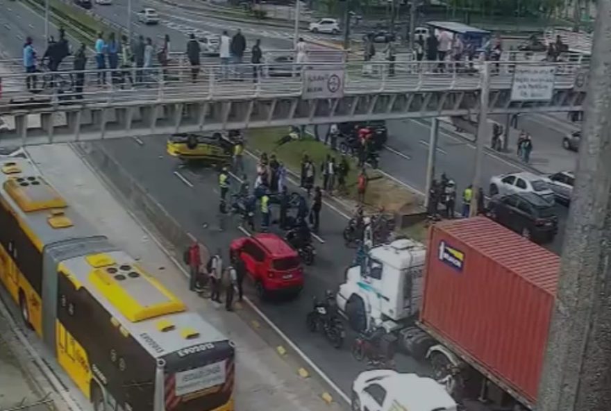 acidente-grave-interdita-pista-da-avenida-ayrton-senna-na-zona-oeste-do-rio