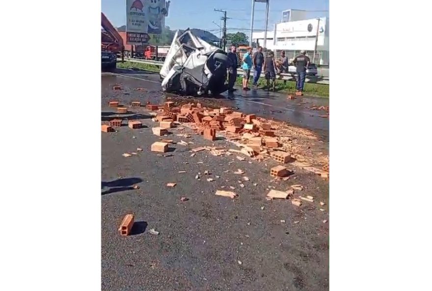 acidente-grave-na-br-101-em-itajai-deixa-tres-mortos-e-bloqueia-rodovia3A-saiba-mais