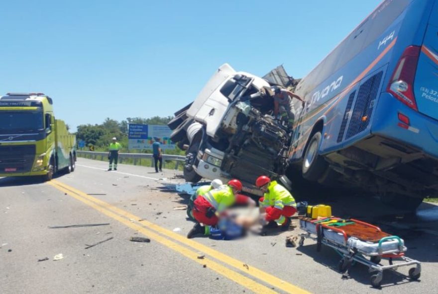 acidente-grave-na-br-1162C-no-sul-do-rs3A-colisao-entre-caminhao-e-onibus-deixa-feridos-ultimas-noticias-e-medidas-de-seguranca acidente-grave-na-br-1162C-no-sul-do-rs3A-colisao-entre-caminhao-e-onibus-deixa-feridos-ultimas-noticias-e-medidas-de-seguranca