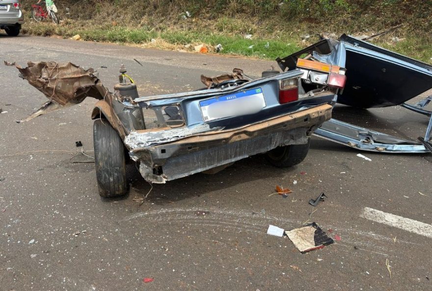 acidente-grave-na-br-3763A-carro-parte-ao-meio-e-motorista-e-ejetado-em-colisao-frontal2C-deixando-feridos-e-panico-no-parana