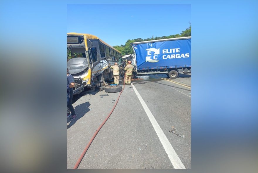 acidente-grave-na-br-3933A-20-feridos-em-colisao-entre-onibus-e-caminhao-em-paraiba-do-sul