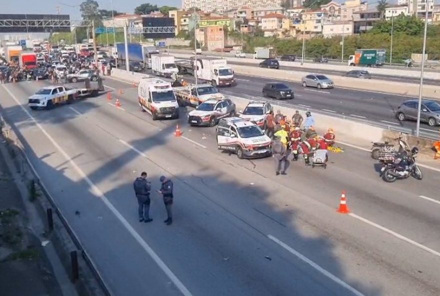 acidente-grave-na-rodovia-presidente-dutra-deixa-uma-pessoa-ferida3A-veja-as-imagens-e-saiba-mais-sobre-o-ocorrido