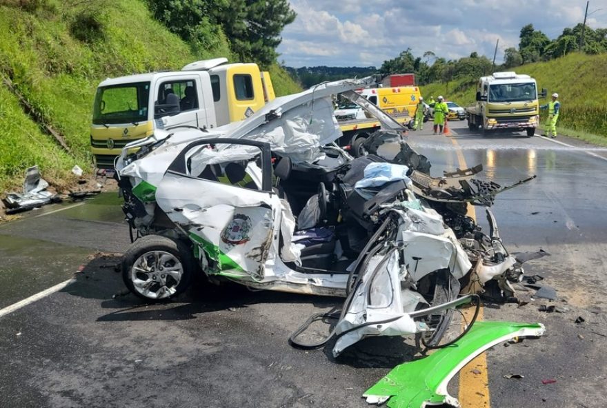 acidente-grave3A-mulher-em-carro-oficial-do-parana-bate-de-frente-com-caminhao-na-pr-418-em-curitiba.-resgate-pelo-corpo-de-bombeiros