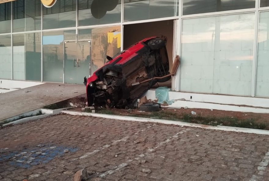 acidente-impressionante-choca-juazeiro-do-norte-com-sequencia-de-colisoes3A-motocicleta2C-caminhao-e-escola-invadida
