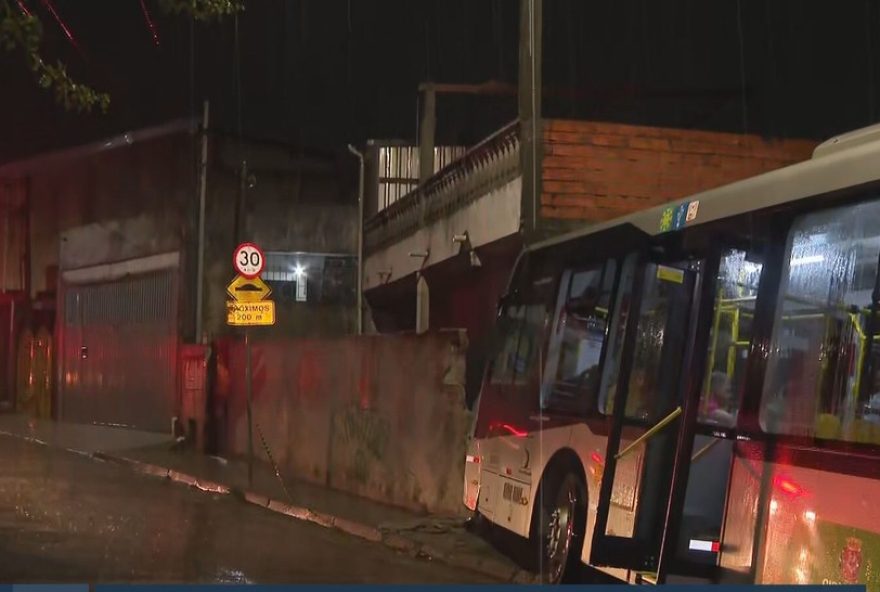 acidente-impressionante-em-pirituba3A-onibus-invade-casas-sem-deixar-feridos