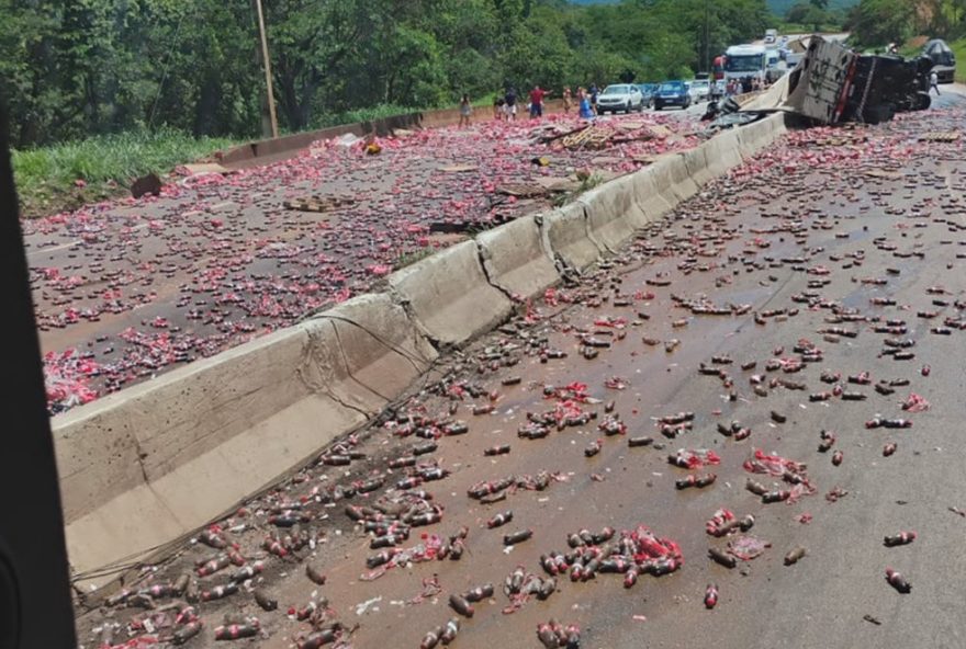 acidente-interdita-fernao-dias-na-serra-de-igarape3B-carga-espalhada-pela-pista