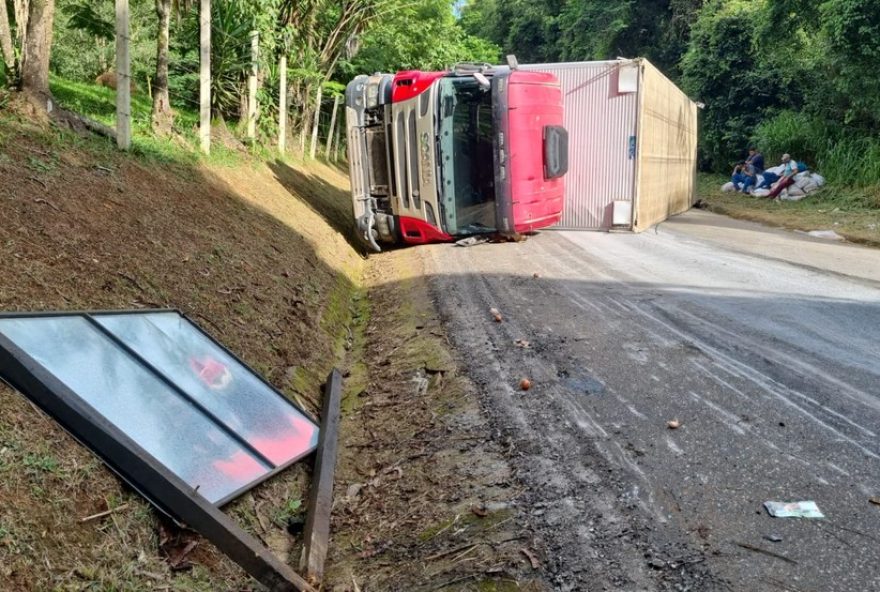 acidente-interrompe-trafego-na-estrada-do-saboo-em-sao-roque3A-equipes-agem-rapido-para-desobstruir-via-e-garantir-seguranca