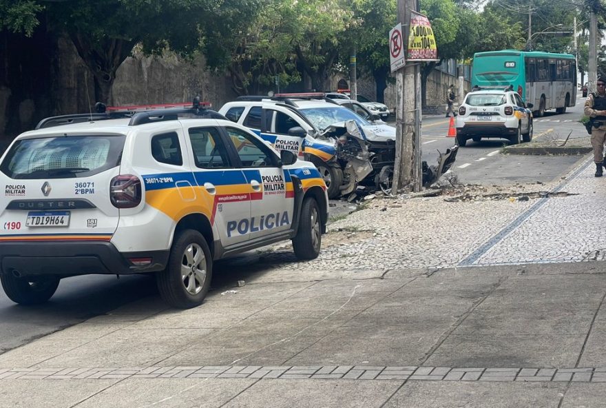 acidente-na-avenida-dos-andradas-em-juiz-de-fora-deixa-dois-feridos3A-pm-e-carro-colidem