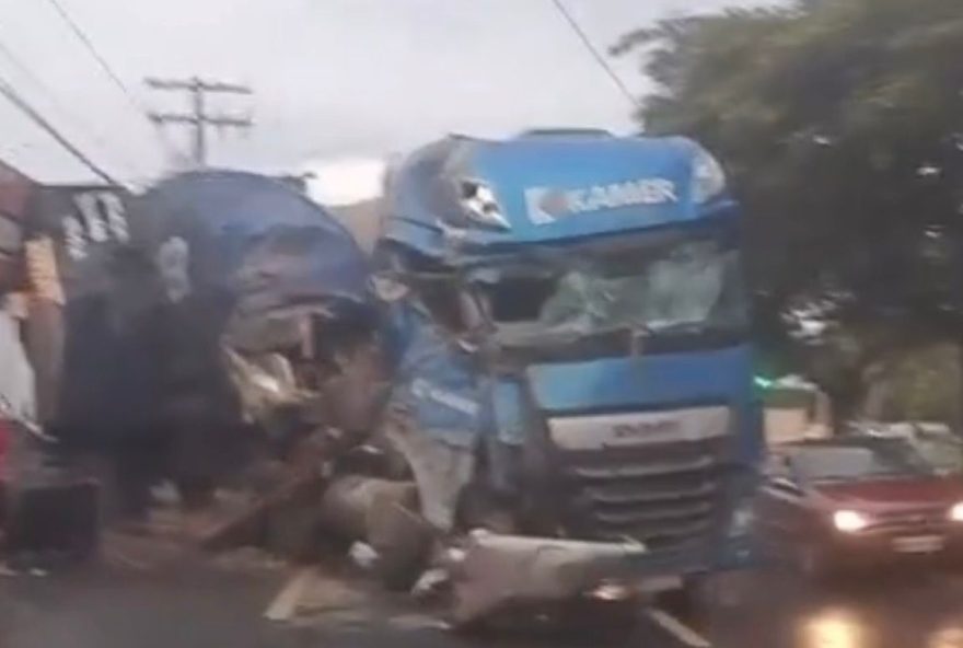 acidente-na-avenida-vera-cruz2C-no-jardim-guanabara2C-interrompe-transito-em-goiania acidente-na-avenida-vera-cruz2C-no-jardim-guanabara2C-interrompe-transito-em-goiania