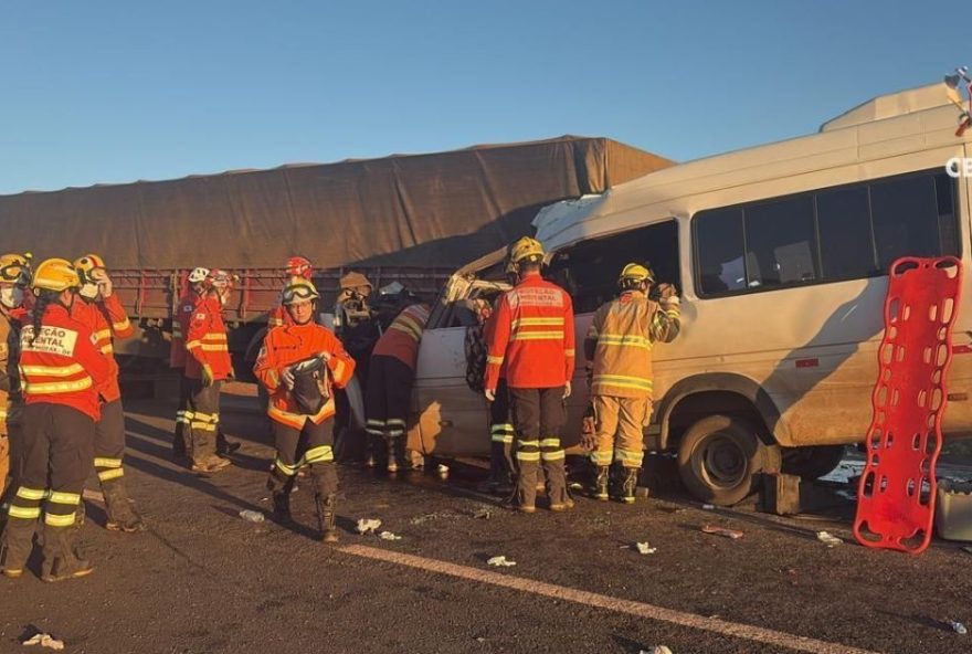 acidente-na-br-020-deixa-5-mortos-e-mais-de-10-feridos-em-colisao-entre-van-e-carreta acidente-na-br-020-deixa-5-mortos-e-mais-de-10-feridos-em-colisao-entre-van-e-carreta