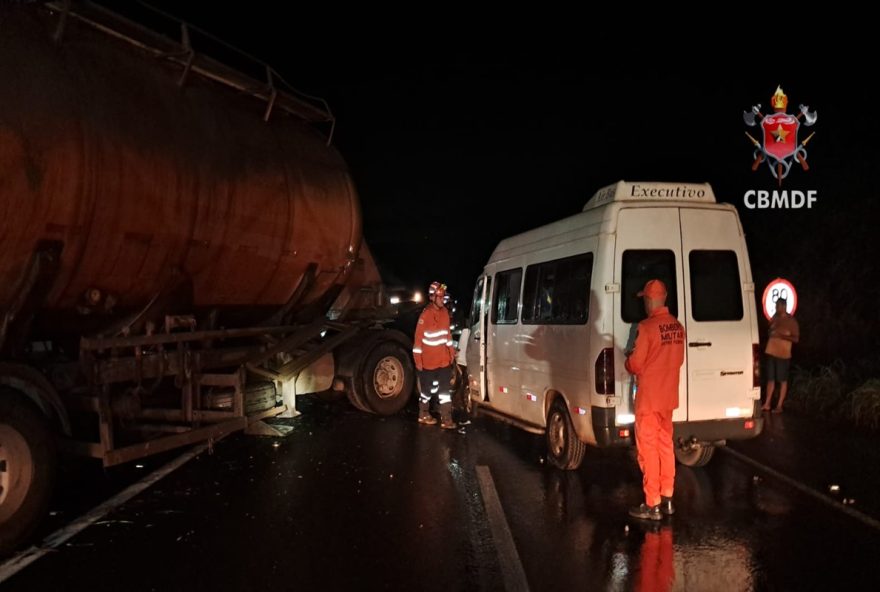 acidente-na-br-020-deixa-9-pessoas-feridas-apos-colisao-entre-van-e-carreta acidente-na-br-020-deixa-9-pessoas-feridas-apos-colisao-entre-van-e-carreta