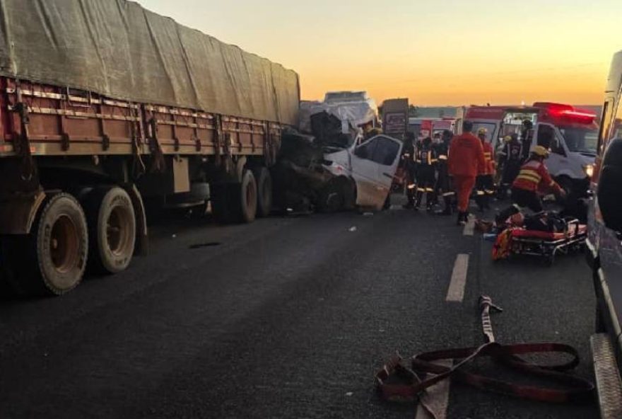 acidente-na-br-020-deixa-cinco-mortos-em-colisao-entre-van-e-caminhao acidente-na-br-020-deixa-cinco-mortos-em-colisao-entre-van-e-caminhao