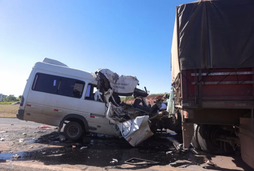 acidente-na-br-0203A-cinco-mortos-em-colisao-entre-van-clandestina-e-caminhao acidente-na-br-0203A-cinco-mortos-em-colisao-entre-van-clandestina-e-caminhao