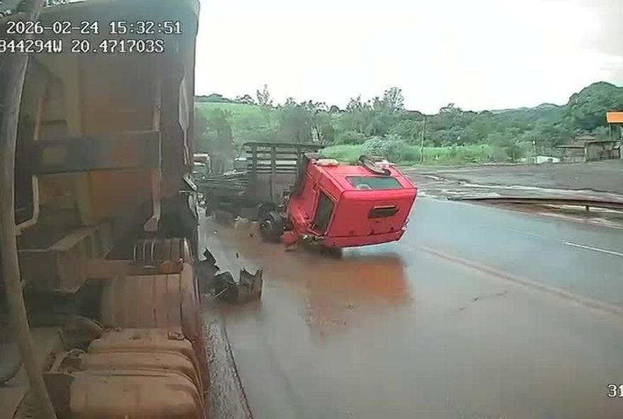 acidente-na-br-0403A-camera-flagra-momento-em-que-cabine-de-caminhao-se-solta-apos-colisao acidente-na-br-0403A-camera-flagra-momento-em-que-cabine-de-caminhao-se-solta-apos-colisao