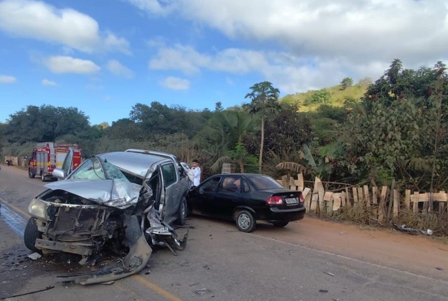 acidente-na-br-116-em-governador-valadares-deixa-motorista-ferido3A-caminhonete2C-carreta-e-carro-envolvidos