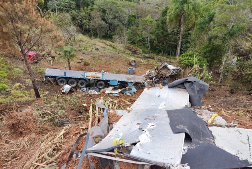 acidente-na-br-1162C-parana3A-motorista-sai-ileso-de-colisao-fatal-entre-carretas.-a-importancia-da-seguranca-no-transito