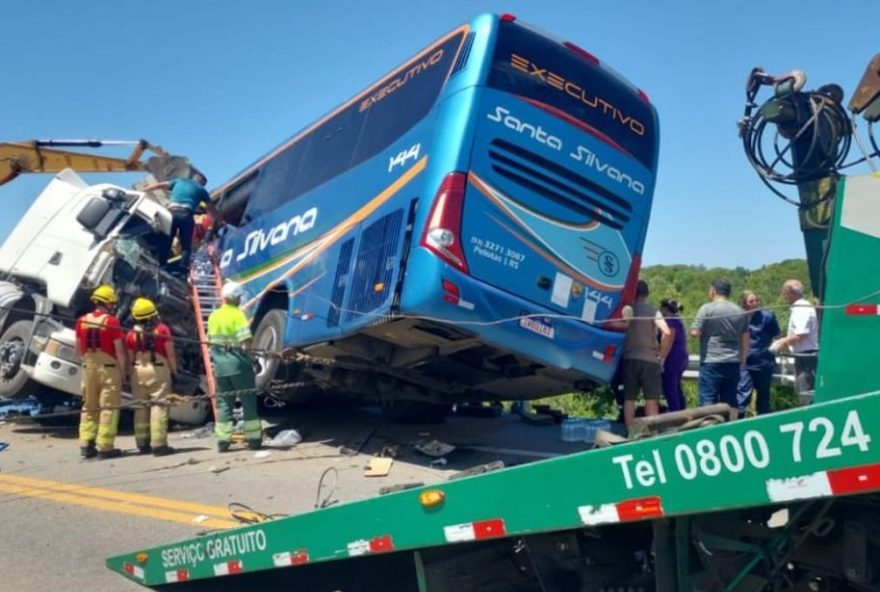 acidente-na-br-1163A-11-mortos-em-colisao-entre-onibus-e-caminhao acidente-na-br-1163A-11-mortos-em-colisao-entre-onibus-e-caminhao
