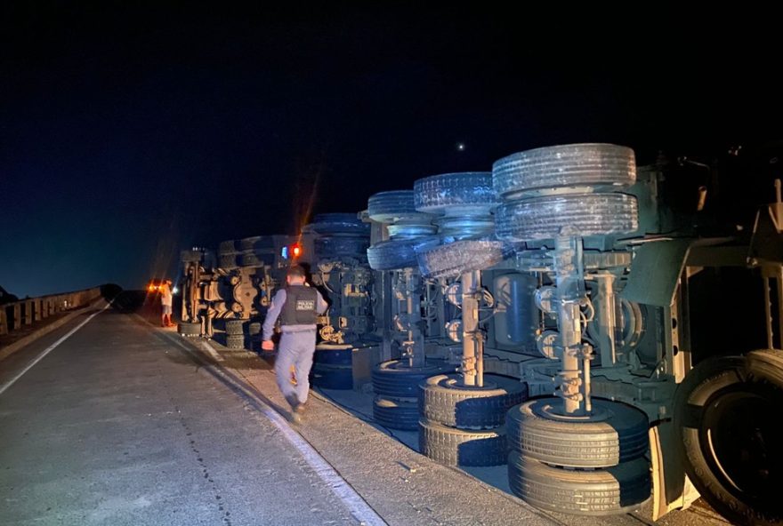acidente-na-br-135-interdita-ponte-do-estreito-dos-mosquitos3A-carga-saqueada-e-transito-afetado-em-sao-luis