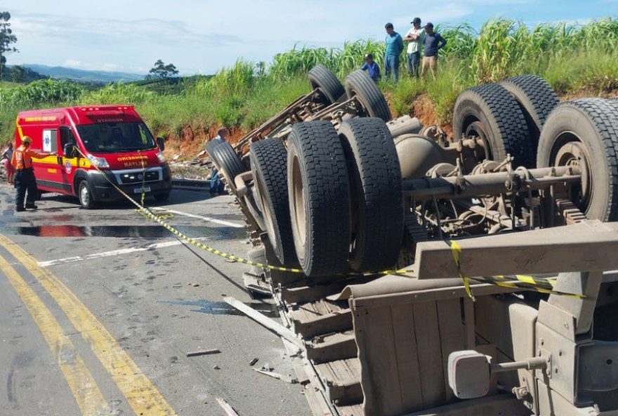acidente-na-br-1463A-carreta-tomba-devido-a-falha-no-freio acidente-na-br-1463A-carreta-tomba-devido-a-falha-no-freio