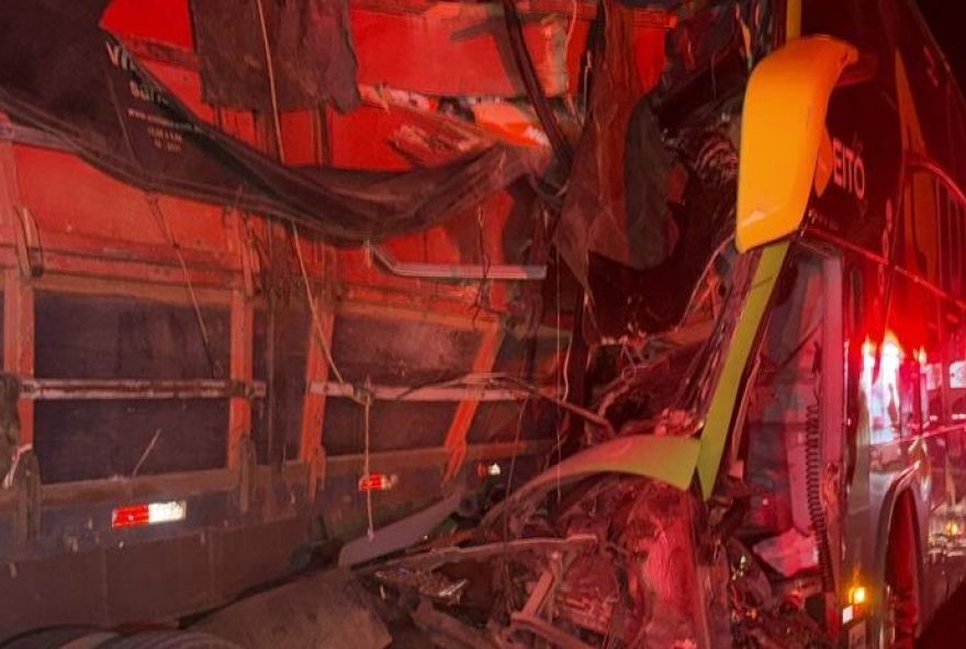 acidente-na-br-153-deixa-19-feridos-e-interdita-rodovia-durante-a-madrugada acidente-na-br-153-deixa-19-feridos-e-interdita-rodovia-durante-a-madrugada