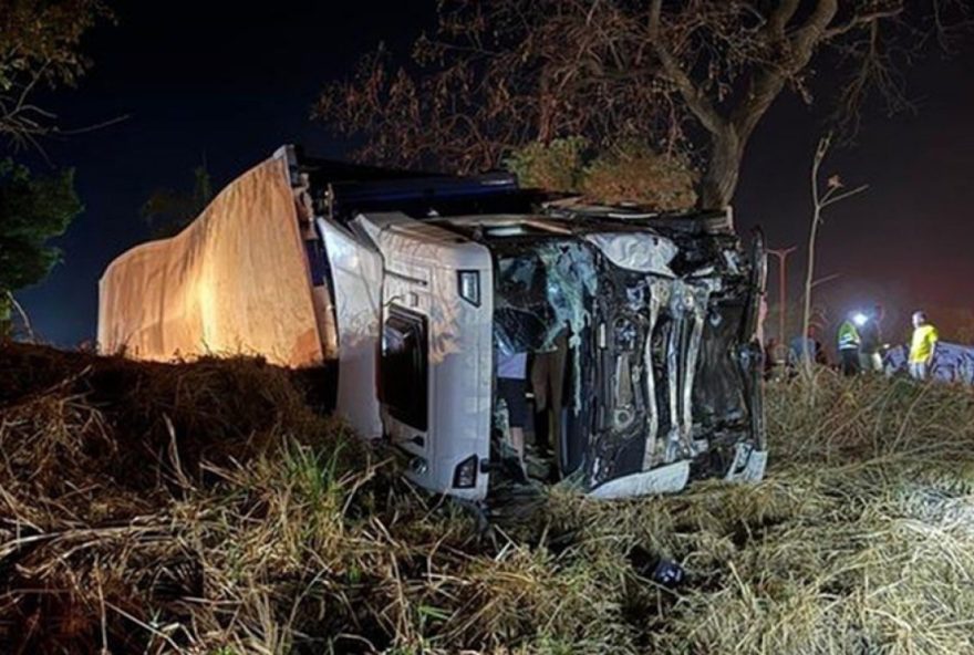 acidente-na-br-153-em-goias-resulta-em-sete-mortes-envolvendo-caminhao2C-carros-e-moto