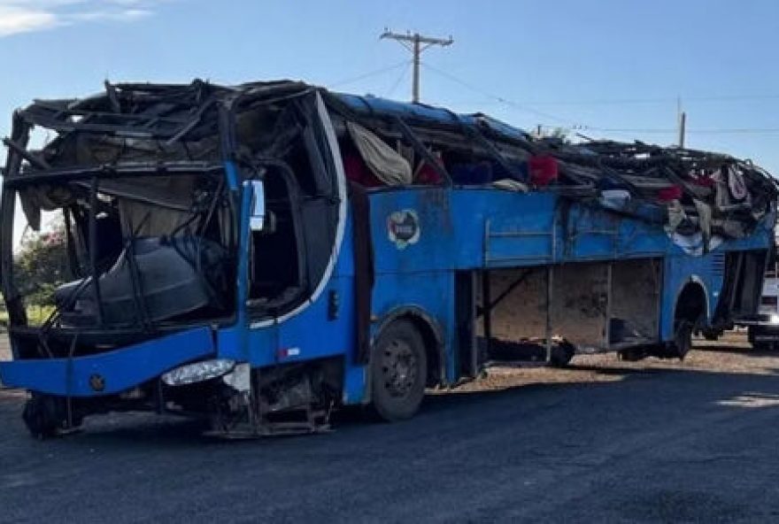 acidente-na-br-1533A-onibus-com-trabalhadores-rurais-deixa-6-mortos-em-sp acidente-na-br-1533A-onibus-com-trabalhadores-rurais-deixa-6-mortos-em-sp