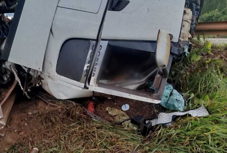 acidente-na-br-1583A-carreta-com-gado-tomba-e-motorista-morre-preso-as-ferragens acidente-na-br-1583A-carreta-com-gado-tomba-e-motorista-morre-preso-as-ferragens
