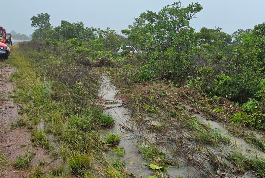 acidente-na-br-210-em-macapa3A-dois-feridos-apos-capotamento acidente-na-br-210-em-macapa3A-dois-feridos-apos-capotamento