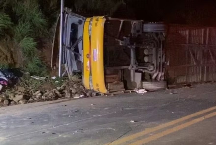 acidente-na-br-251-em-mg3A-cinco-pessoas2C-incluindo-um-bebe2C-morrem-apos-onibus-tombar acidente-na-br-251-em-mg3A-cinco-pessoas2C-incluindo-um-bebe2C-morrem-apos-onibus-tombar