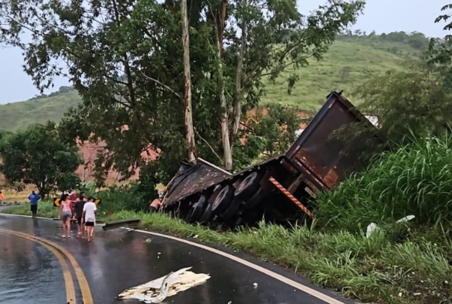 acidente-na-br-267-em-guarara-bloqueia-rodovia-e-deixa-motorista-ferido acidente-na-br-267-em-guarara-bloqueia-rodovia-e-deixa-motorista-ferido