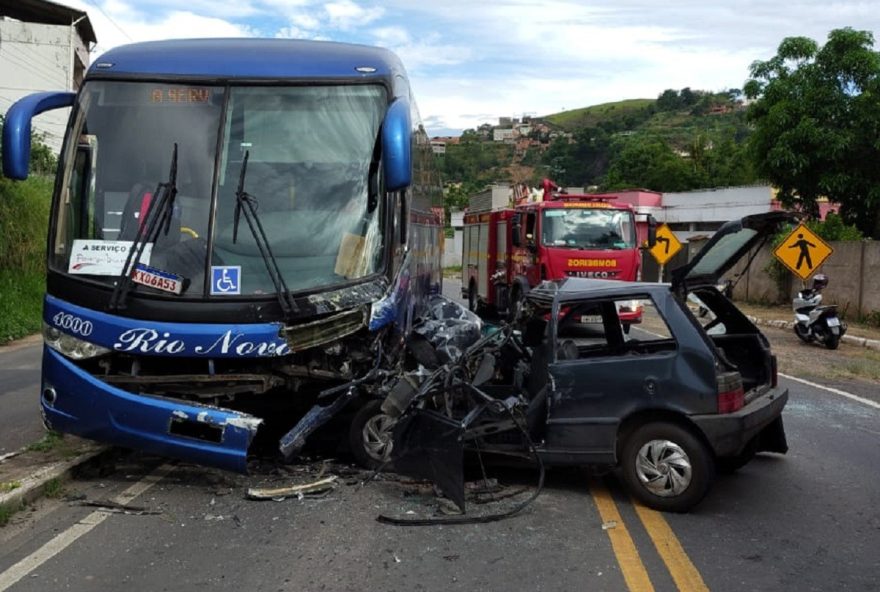 acidente-na-br-2673A-motorista-de-carro-morre-apos-colisao-com-onibus-em-juiz-de-fora acidente-na-br-2673A-motorista-de-carro-morre-apos-colisao-com-onibus-em-juiz-de-fora