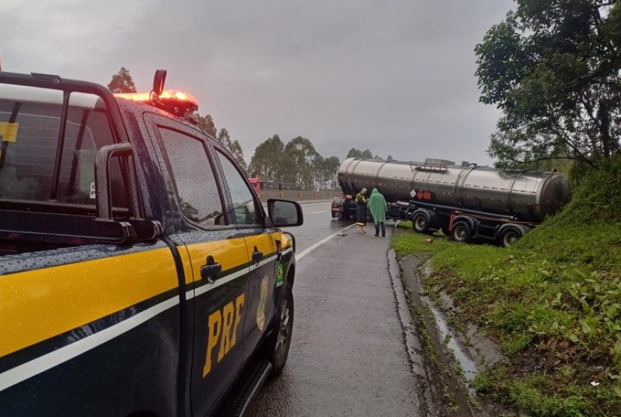 acidente-na-br-2773A-carro-pega-fogo-apos-colisao-com-caminhao-tanque2C-deixando-dois-mortos-e-tres-feridos