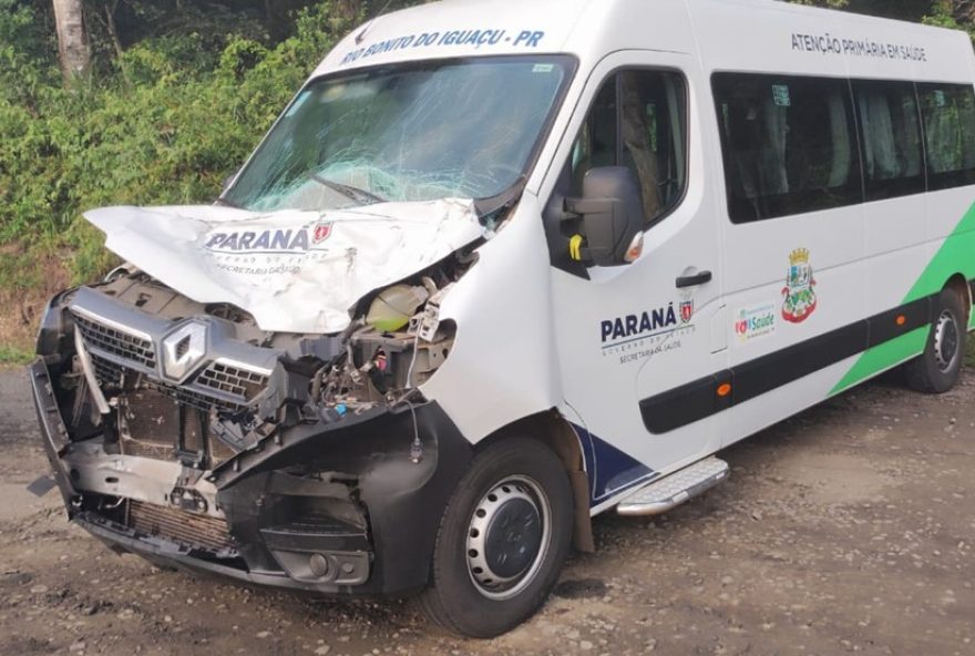 acidente-na-br-2773A-van-da-saude-bate-em-caminhao2C-paciente-ferido.-caminhoneiro-autuado-por-embriaguez