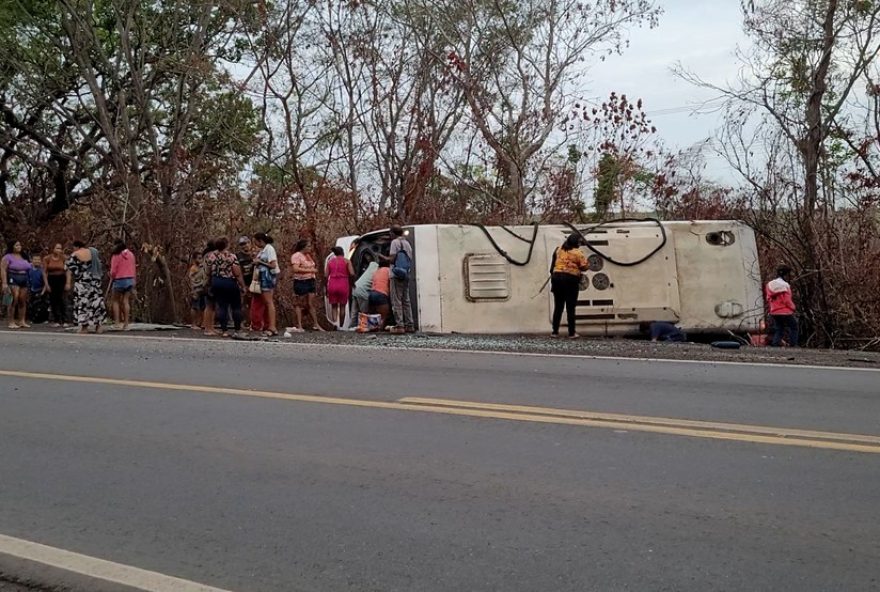 acidente-na-br-316-em-caxias-deixa-um-morto-e-30-feridos3A-gestante2C-criancas-e-idosos-entre-as-vitimas acidente-na-br-316-em-caxias-deixa-um-morto-e-30-feridos3A-gestante2C-criancas-e-idosos-entre-as-vitimas